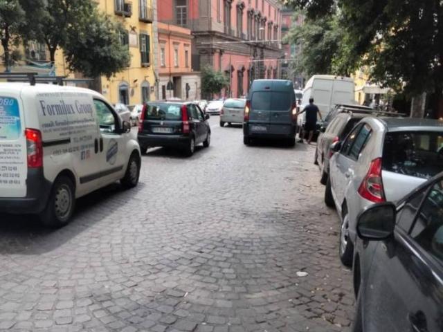 Locale Commerciale in vendita a Municipalità 3, Campania