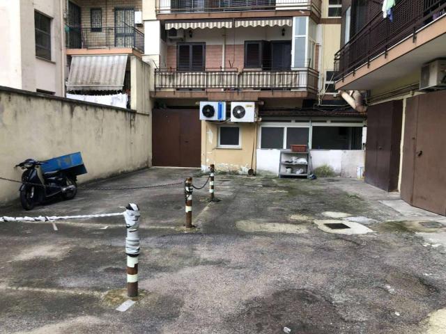 Locale Commerciale in vendita a Municipalità 7, Miano