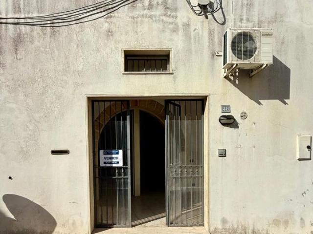 Locale Commerciale in vendita a Puglia, Lecce