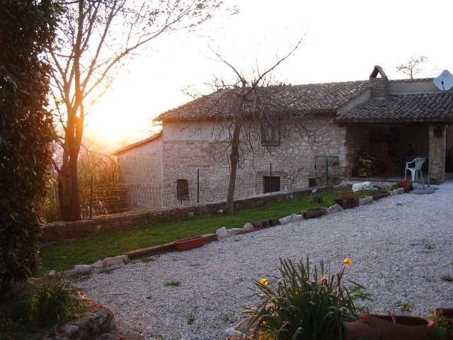Locale Commerciale in vendita a Nocera Umbra, Umbria