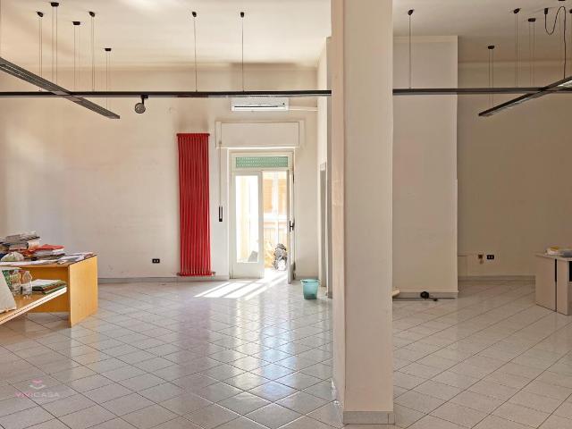 Locale Commerciale in vendita a Puglia, Bari