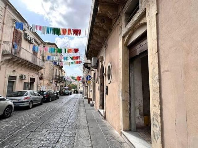 Locale Commerciale in vendita a Noto, Sicilia