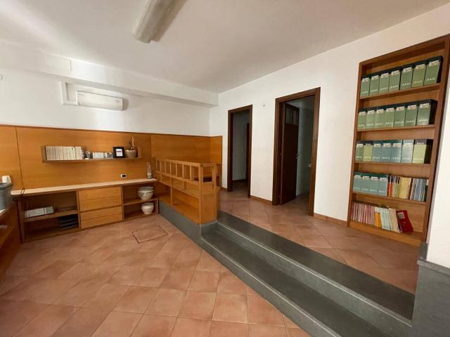 Locale Commerciale in vendita a Ottaviano, Campania