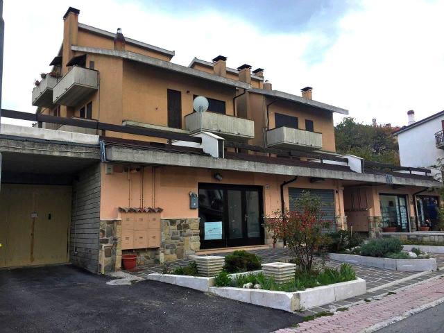 Locale Commerciale in vendita a Ovindoli, Abruzzo