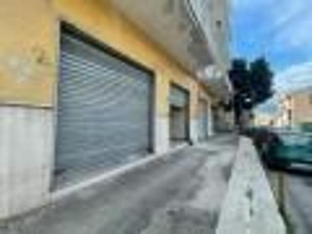 Locale Commerciale in vendita a Pagani, Campania
