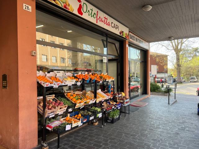 Locale Commerciale in vendita a Monticelli Terme, Montechiarugolo