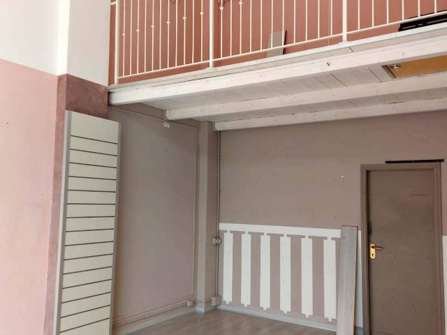 Locale Commerciale in vendita a Miralfiore, Marche