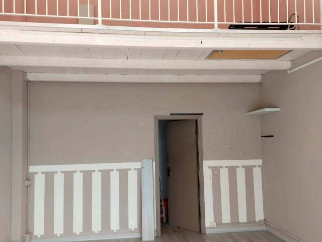 Locale Commerciale in vendita a Miralfiore, Marche