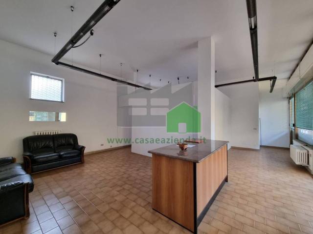 Locale Commerciale in vendita a Pessano Con Bornago, Lombardia