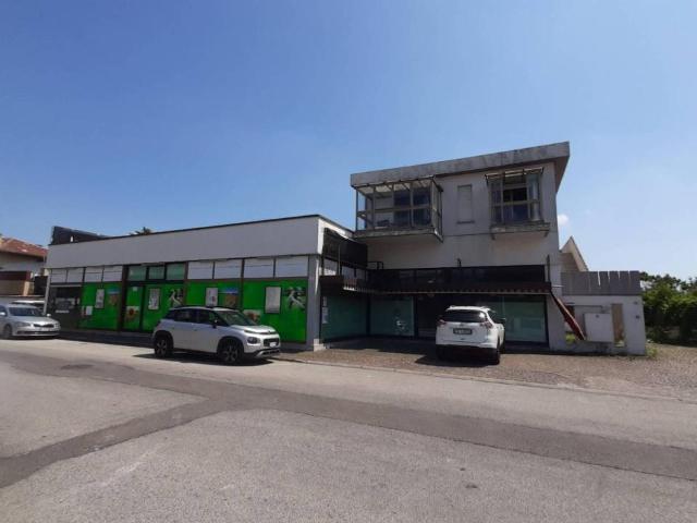 Locale Commerciale in vendita a Pozzuolo Del Friuli, Friuli-Venezia Giulia