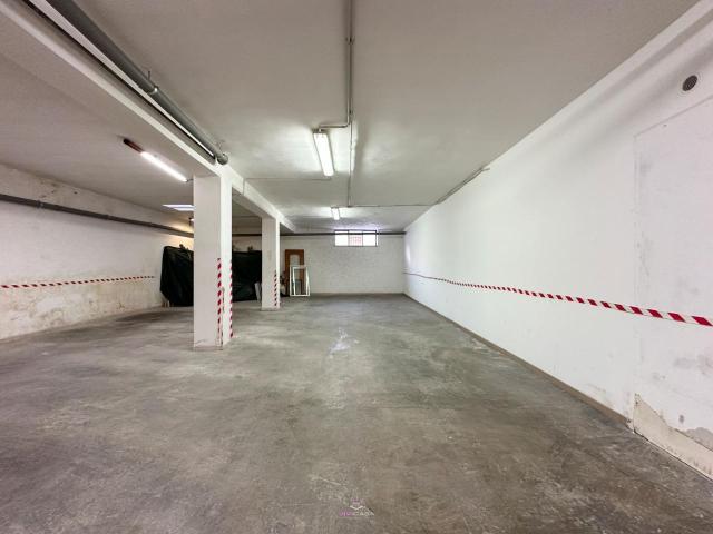 Locale Commerciale in vendita a Puglia, Bari