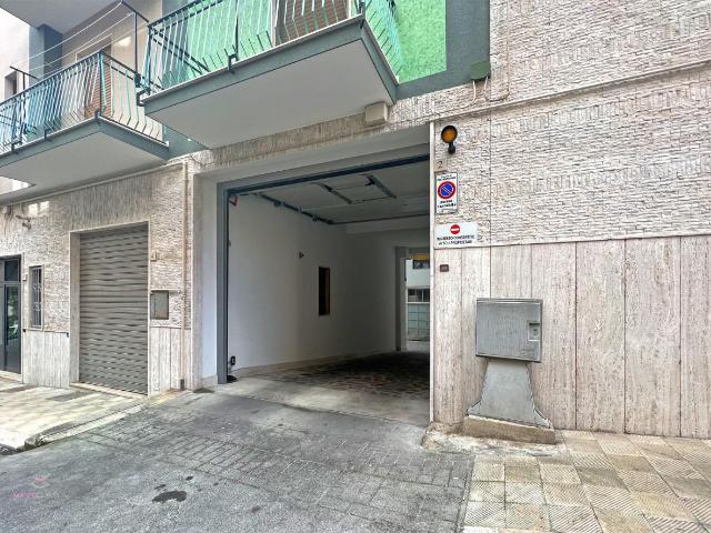 Locale Commerciale in vendita a Puglia, Bari