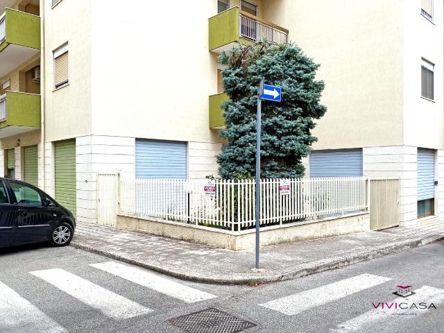 Locale Commerciale in vendita a Puglia, Bari
