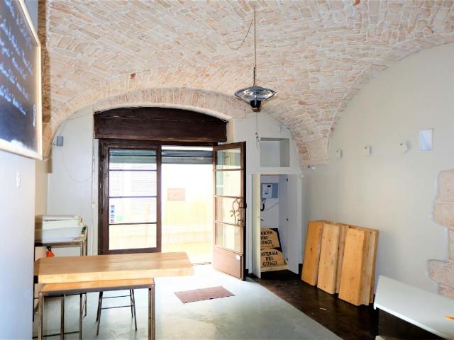 Locale Commerciale in vendita a Puglia, Bari