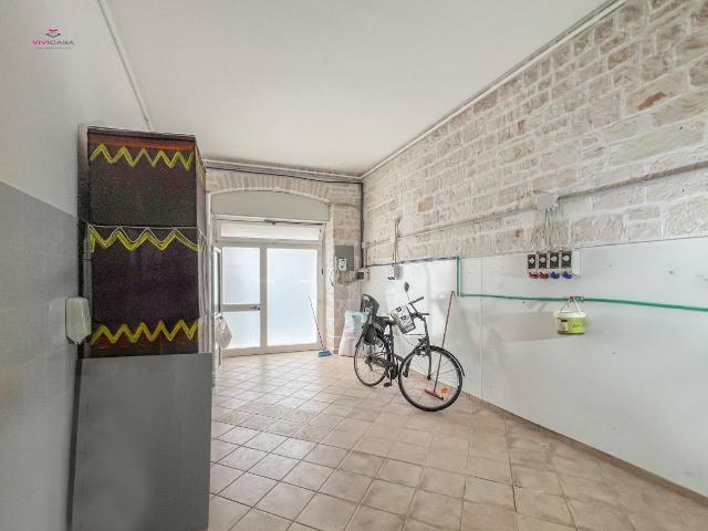 Locale Commerciale in vendita a Puglia, Bari