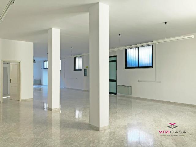 Locale Commerciale in vendita a Puglia, Bari