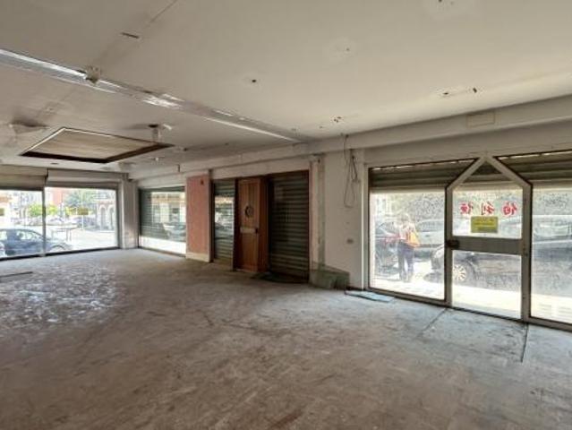 Locale Commerciale in vendita a Puglia, Bari