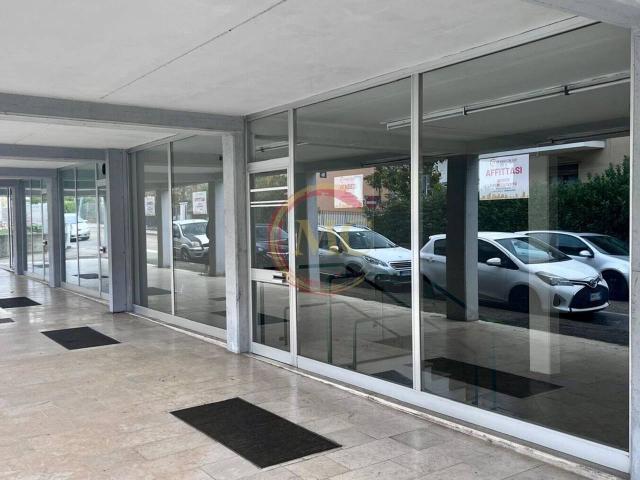Locale Commerciale in vendita a Comunità della Vallagarina, Borgo Sacco