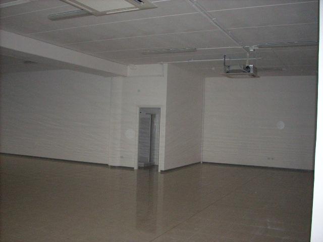Locale Commerciale in vendita a Ragnola, Marche