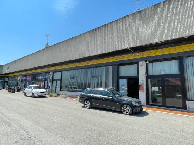 Locale Commerciale in vendita a Ragnola, Marche