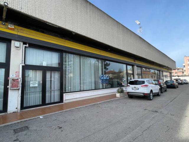 Locale Commerciale in vendita a Ragnola, Marche