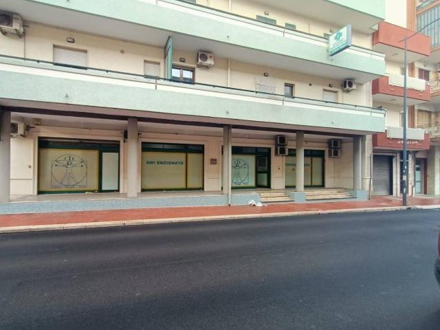 Locale Commerciale in vendita a Puglia, Taranto
