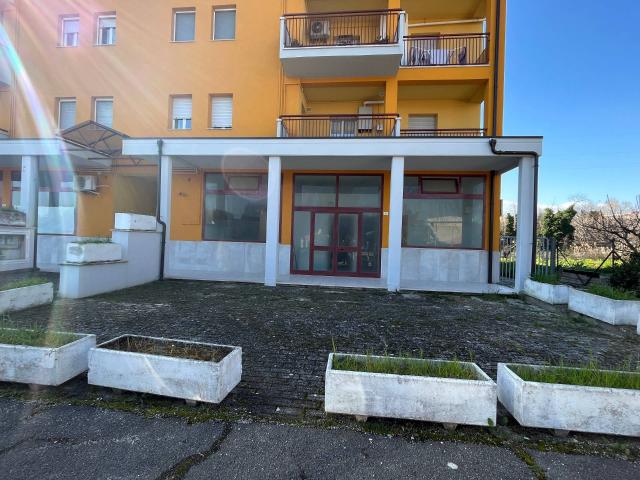 Locale Commerciale in vendita a San Salvo, Abruzzo