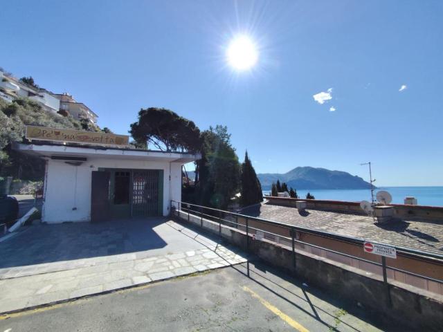 Locale Commerciale in vendita a Sant'Apollinare, Sori