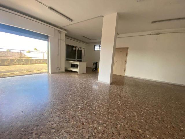 Locale Commerciale in vendita a Puglia, Taranto
