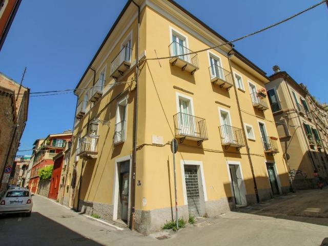 Locale Commerciale in vendita a Teramo, Abruzzo