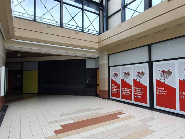 Locale Commerciale in vendita a Teramo, Abruzzo
