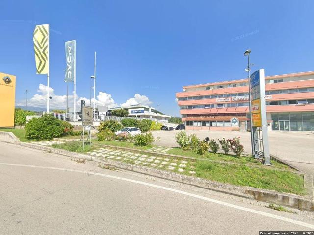 Locale Commerciale in vendita a Teramo, Abruzzo