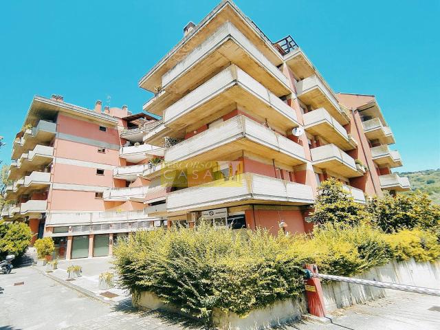 Locale Commerciale in vendita a Scapriano, Teramo