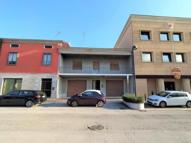 Locale Commerciale in vendita a Terre Roveresche, Marche