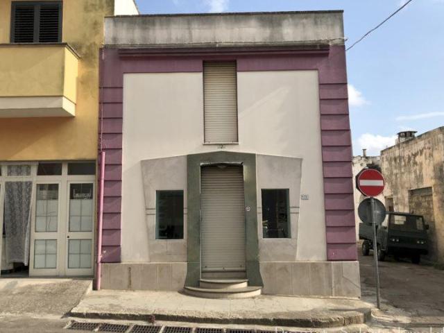 Locale Commerciale in vendita a Puglia, Lecce