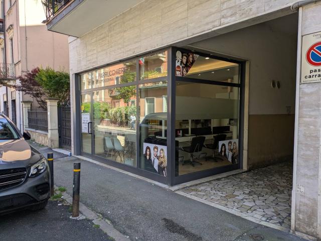 Locale Commerciale in vendita a Est, Brenzone
