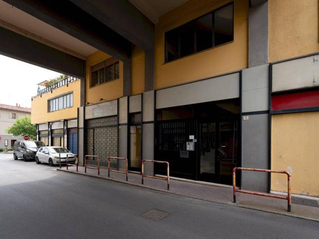 Locale Commerciale in vendita a Verzuolo, Piemonte