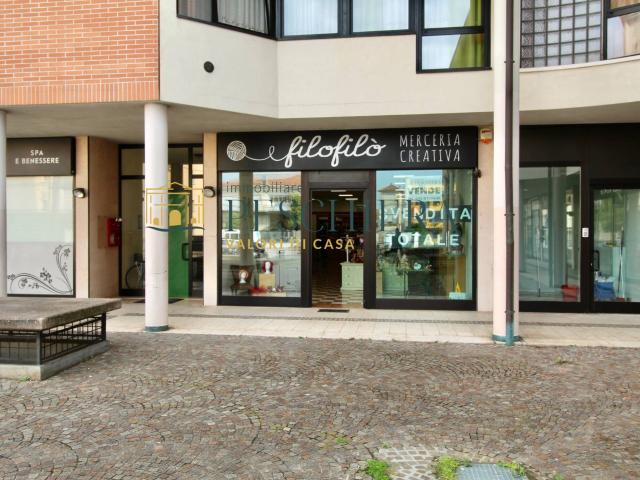 Locale Commerciale in vendita a Villafranca Di Verona, Veneto