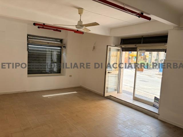 Locale Commerciale in vendita a Marano, Marche