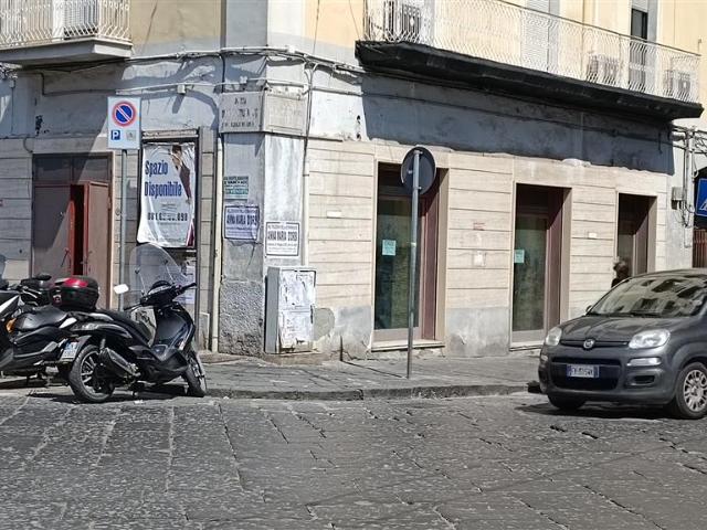 Locale Commerciale in vendita a Municipalità 3, Campania