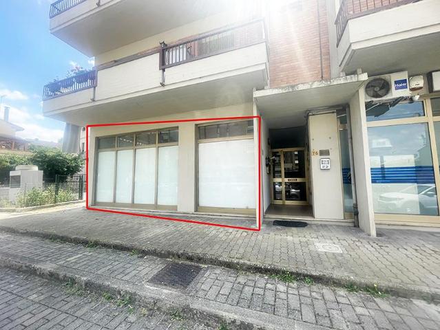 Locale Commerciale in vendita a Calcinaia, Lecchi