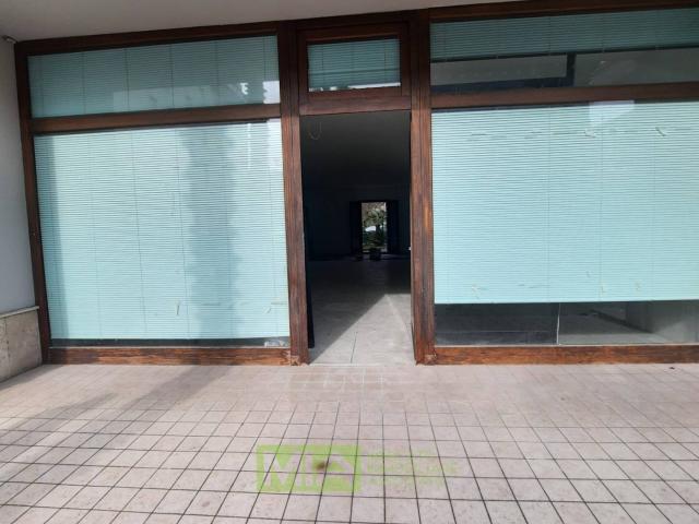 Locale Commerciale in vendita a Marche, Fermo