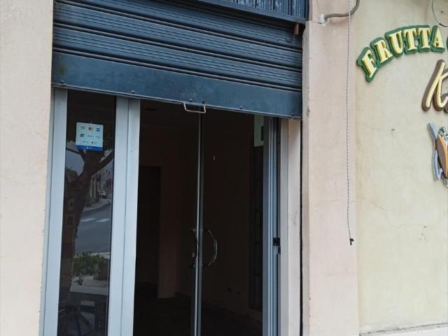 Locale Commerciale in affitto a Calabria, Reggio Calabria
