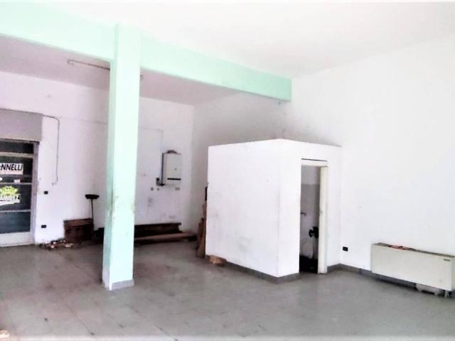 Locale Commerciale in vendita a Cairo Montenotte, Liguria