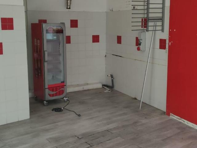 Locale Commerciale in affitto a Ardenza, Livorno