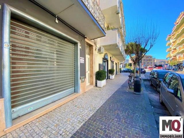 Locale Commerciale in affitto a Mondragone, Campania
