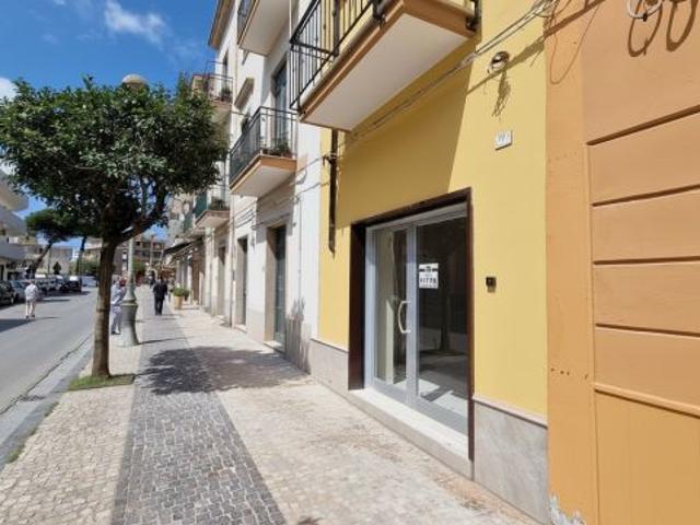 Locale Commerciale in affitto a Mondragone, Campania