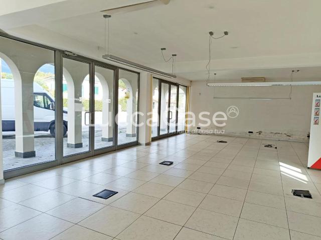 Locale Commerciale in affitto a Capannori, Lucca