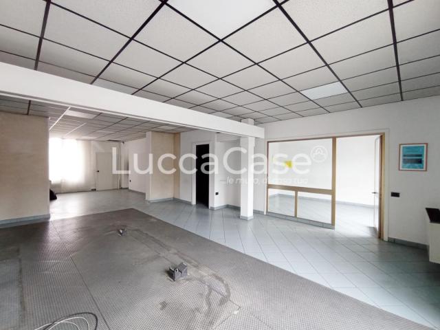 Locale Commerciale in affitto a Capannori, Lucca