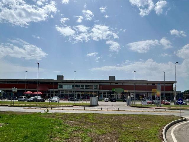 Locale Commerciale in affitto a Magione, Perugia